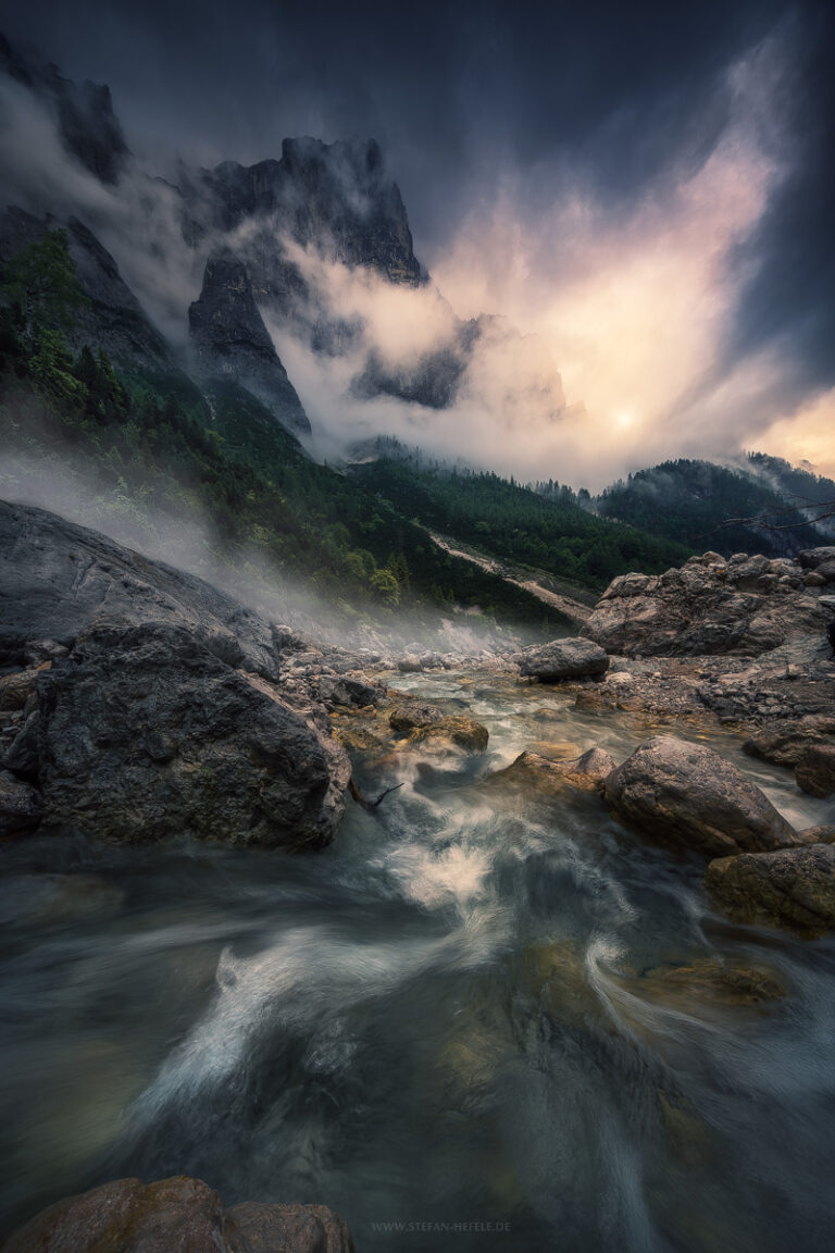 Mystische Nebelstimmung während eines Sommergewitters in den italienischen Dolomiten in der Nähe des Monte Civetta in einem eher unbekannten Tal