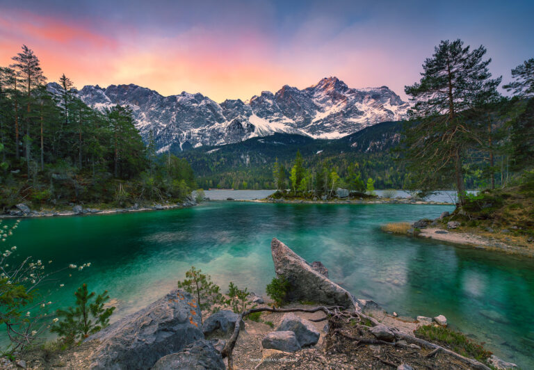 Lake Eibsee in den bayrischen Alpen früh am Morgen in magischer Lichtstimmung