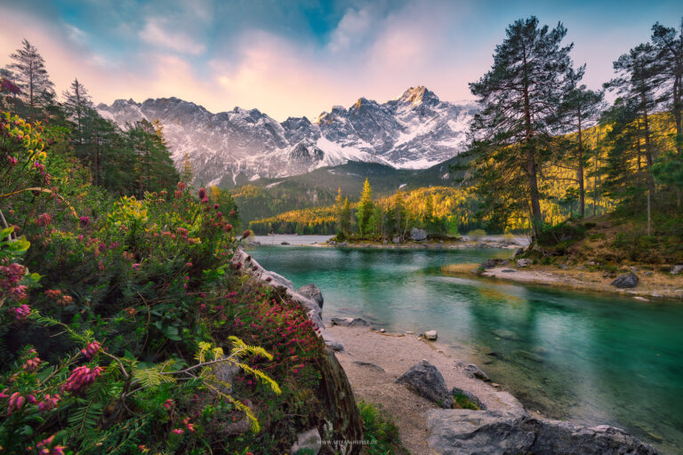 Lake Eibsee in Bayern, Deutschland im Frühsommer zum malerischen Sonnenaufgang