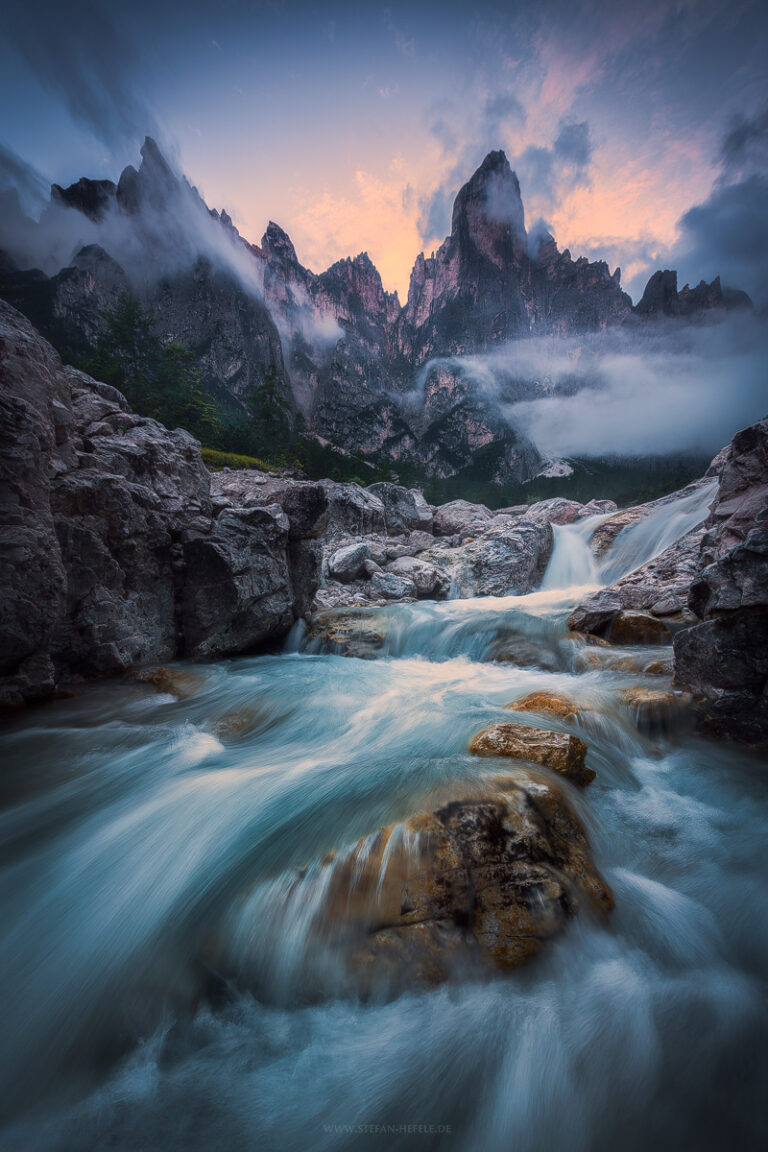 Traumhaftes Tal mit markenten Bergen in den südlichen Dolomiten in Italien zum Sonnenuntergang.