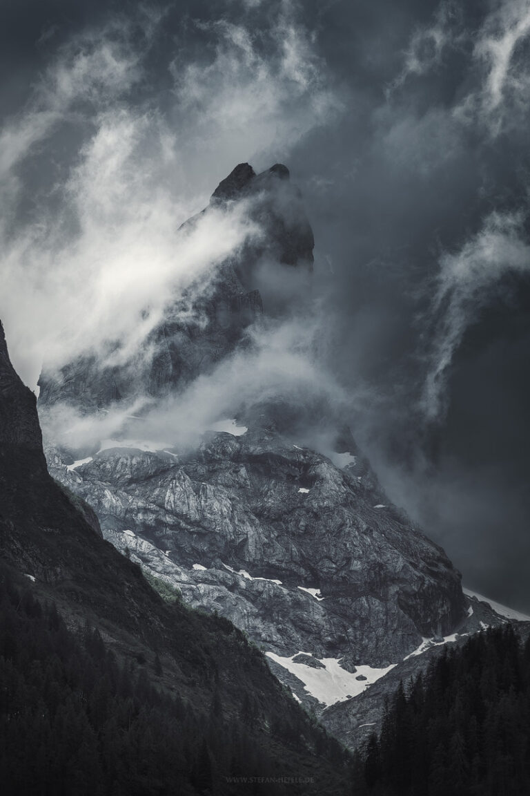 Cima del Focobon in den südlichen Dolomiten im stimmungsvollen Wolken-Nebel-Licht