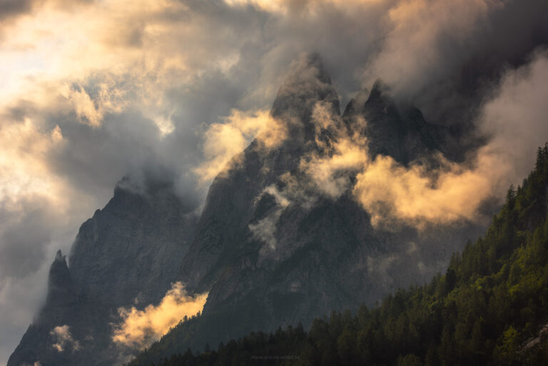 Berggipfel von Nebel und Licht umhüllt in den südlichen Dolomiten bei Col di Pra.