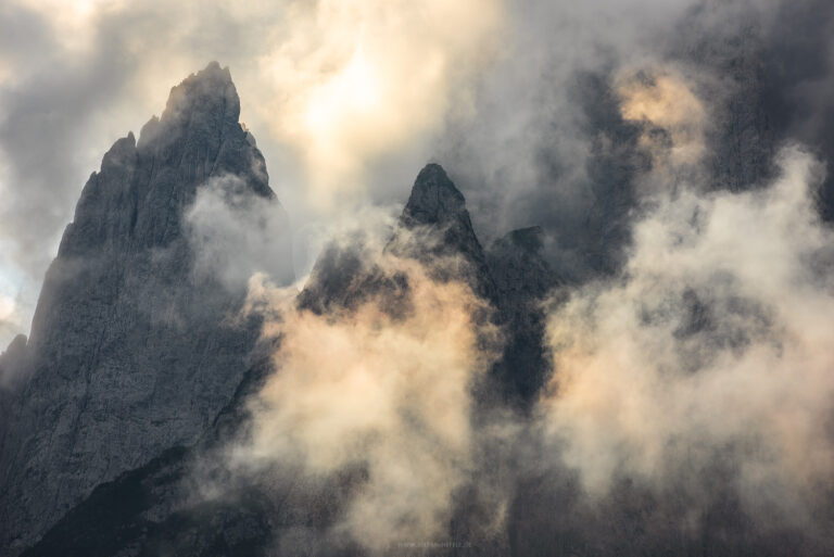 Berggipfel von Nebel und Licht umhüllt in den südlichen Dolomiten bei Col di Pra.