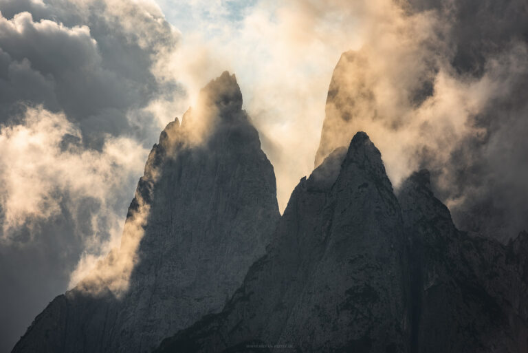 Berggipfel von Nebel und Licht umhüllt in den südlichen Dolomiten bei Col di Pra.