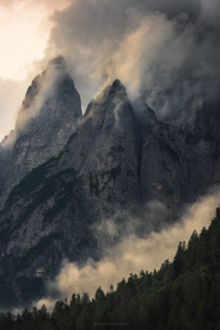 Berggipfel von Nebel und Licht umhüllt in den südlichen Dolomiten bei Col di Pra.