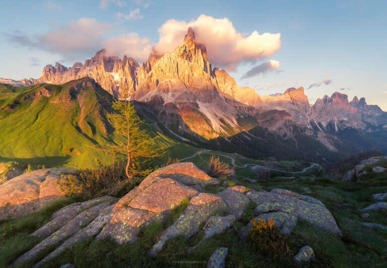 Spektakuläres Licht in den Dolomiten am Passo Rolle im Sommer