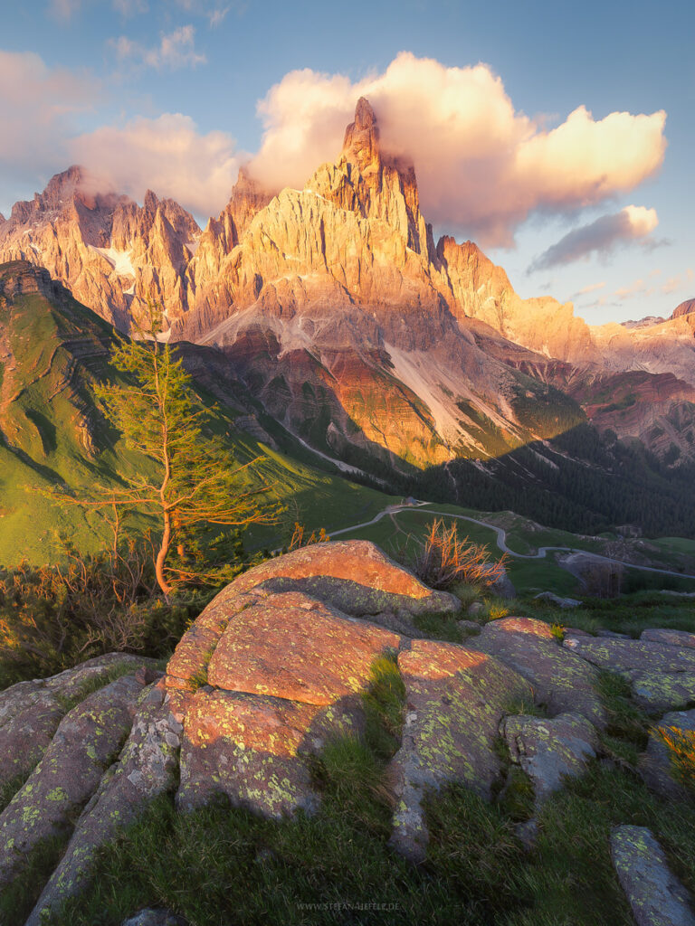 Spektakuläres Licht in den Dolomiten am Passo Rolle im Sommer