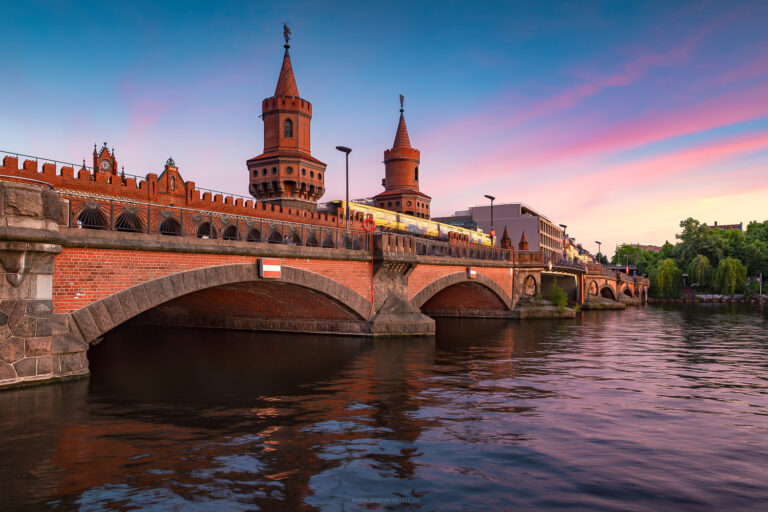 Oberbaumbrücke in Berlin im abendlichen Zwielicht im Sommer