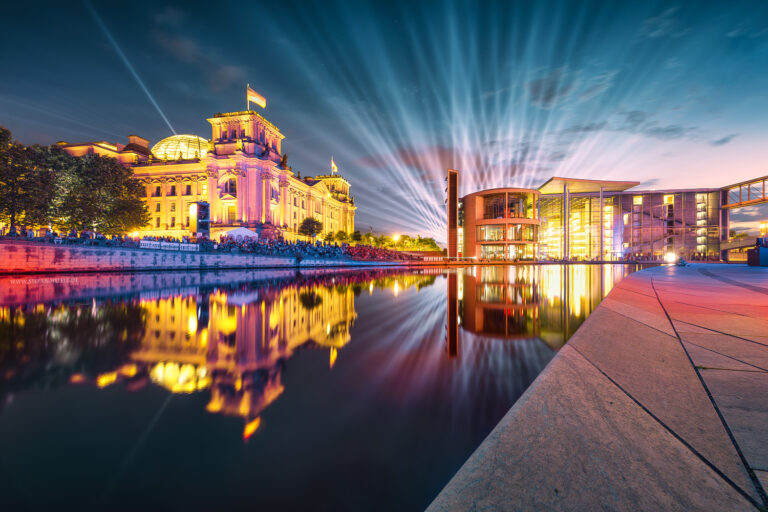 Regierungsbezirk mit Bundestag in Berlin bei Nacht zur 75. Jahrfeier Demokratie mit farbenfroher Lightshow