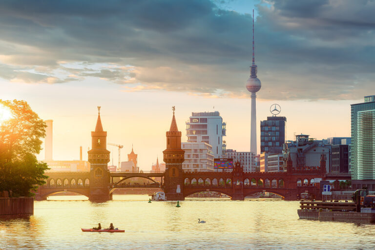 Spezielle Sicht auf Sehenswürdigkeiten von Berlin zum Sonnenuntergang. Oberbaumbrücke und Fernsehturm.