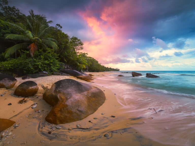 Paradiesischer Strandabschnitt zum Sonnenaufgang - Malaysien