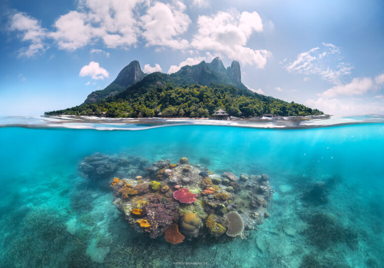 Paradiesische Insel Pulau Tioman - Malaysien. Halb-halb Aufnahme. Unterwasser, Überwasser mit schönen Korallen