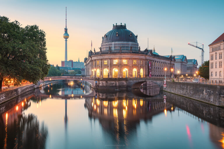 Die Museumsinsel in Berlin in schönem Morgenlicht mit dem Bode Museum und dem Fernsehturm mit Spiegelung