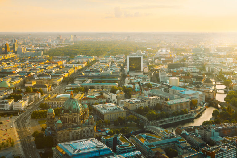 Blick auf Berlin City vom Fernsehturm im abendlichen goldenen Licht