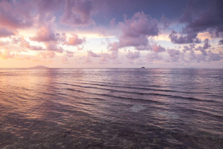 Weite Sicht übers Chinesische Meer bei Malaysia - Pulau Tioman früh am Morgen zum Sonnenaufgang