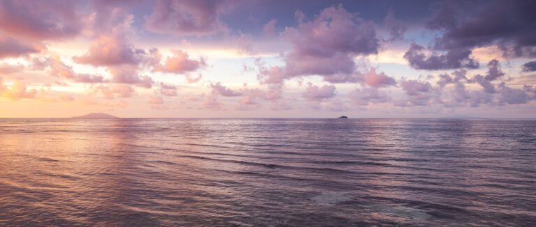 Weite Sicht übers Chinesische Meer bei Malaysia - Pulau Tioman früh am Morgen zum Sonnenaufgang