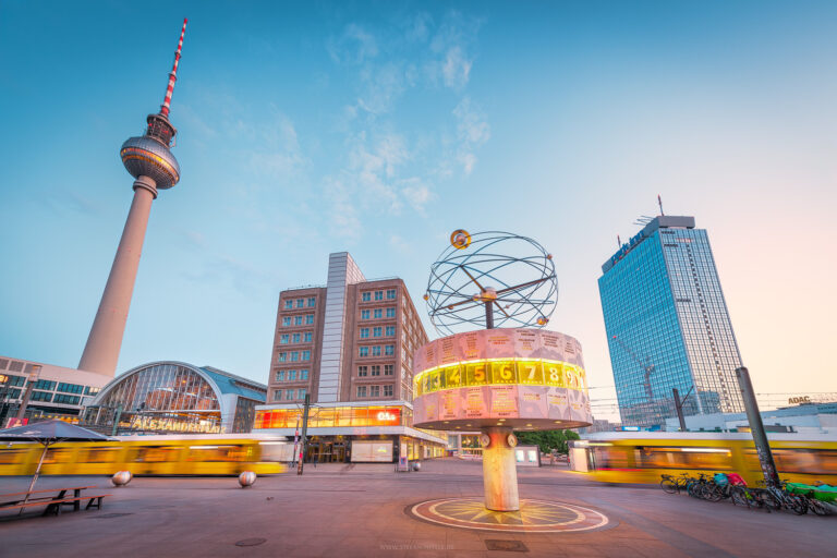 Farbenfroh früh Morgens am Alexanderplatz in Berlin mit Fernsehturm und Weltzeituhr.