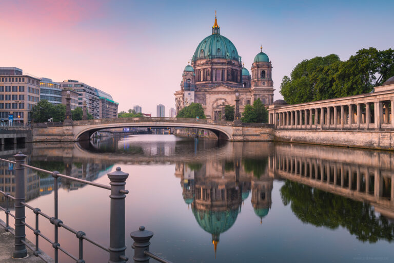 Museumsinsel in Berlin mit dem Berliner Dom und der Friedrichsbrücke früh am Morgen im Sommer