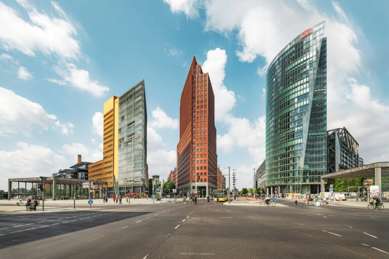 Potsdamer Platz in Berlin mit drei verschiedenfarbigen Hochhäusern im sanften malerischen Tageslicht