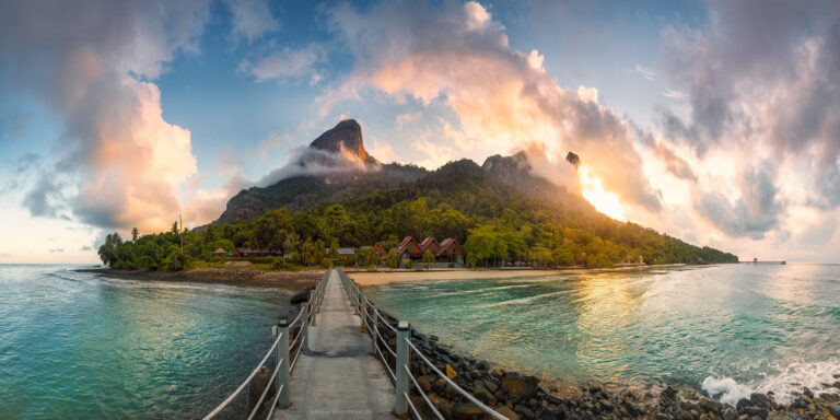 Die schöne tropische Insel Pulau Tioman, Malaysia zum Sonnenaufgang im Panorama