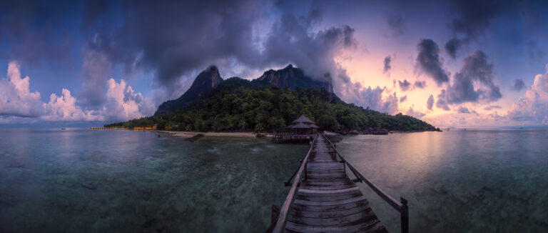 Twilight Panorama einer schönen Insel im Südchinesischen Meer. Malaysien, Pulau Tioman zum Sonnenaufgang