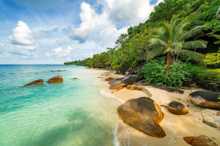 Traumhafter Strand auf Malaysien, Pulau Tioman im tropischen Licht